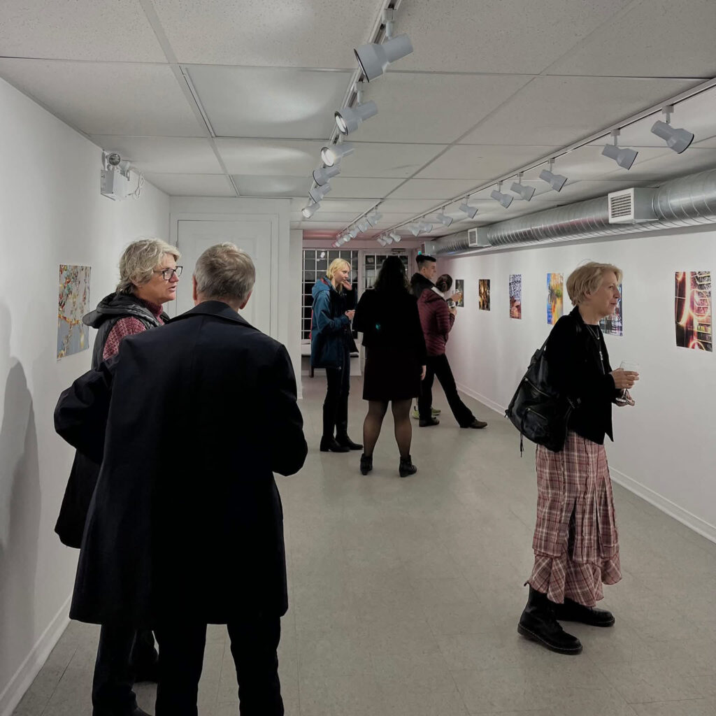 Visiteurs à la galerie regardant une exposition.